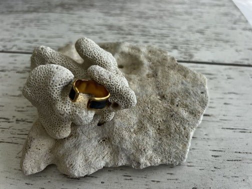 Regulowany pierścionek z ciemną masą perłową - Pearlippines Biżuteria