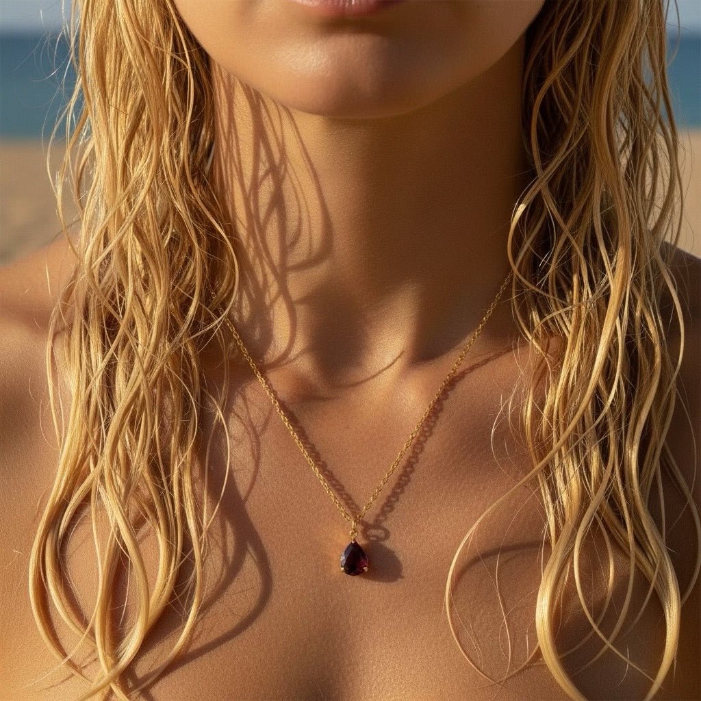 Ruby Drop: złoty naszyjnik z kroplą w odcieniu rubinu - Pearlippines Biżuteria
