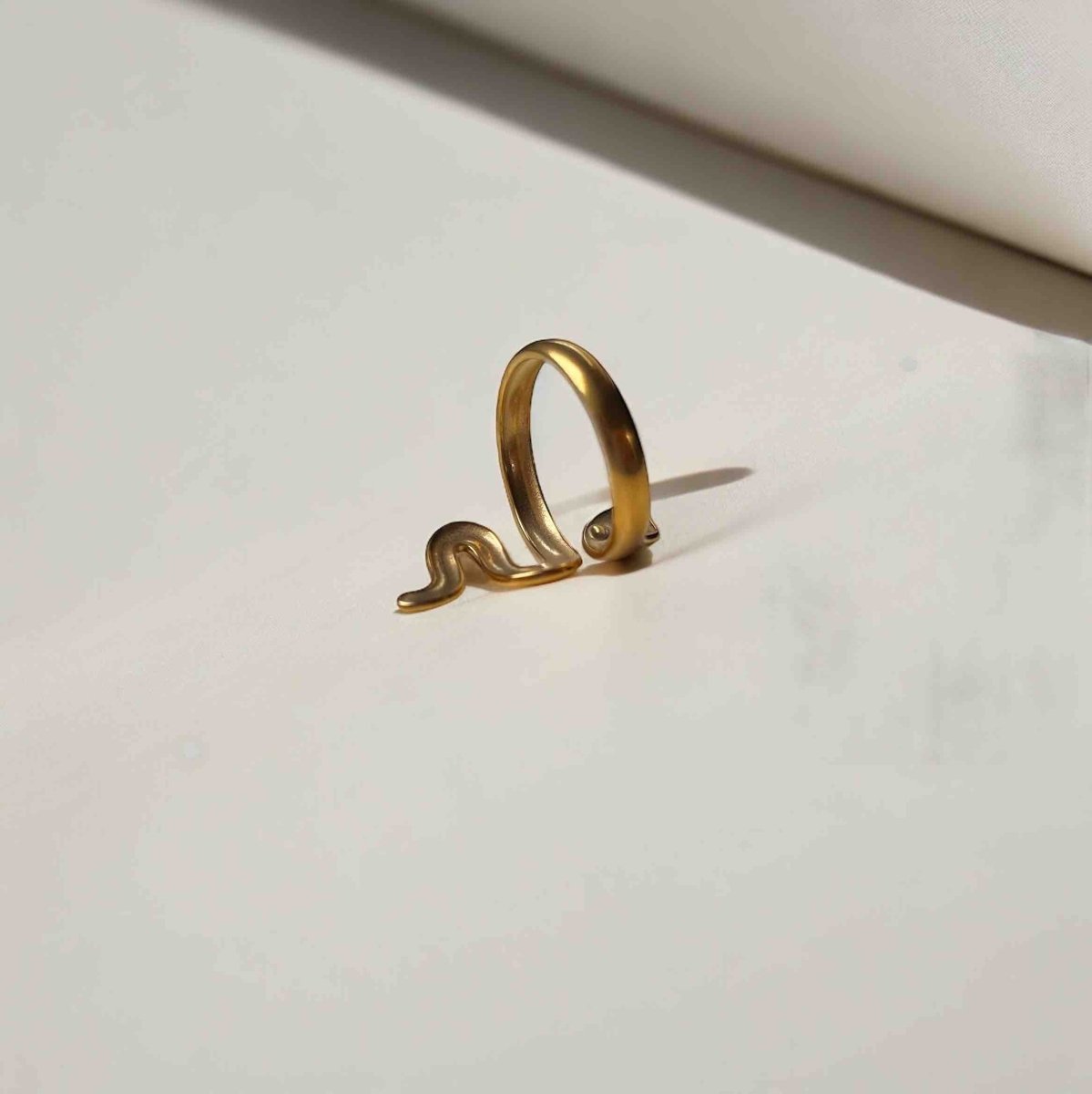 Serpent: regulowany pierścionek z motywem węża - Pearlippines Biżuteria