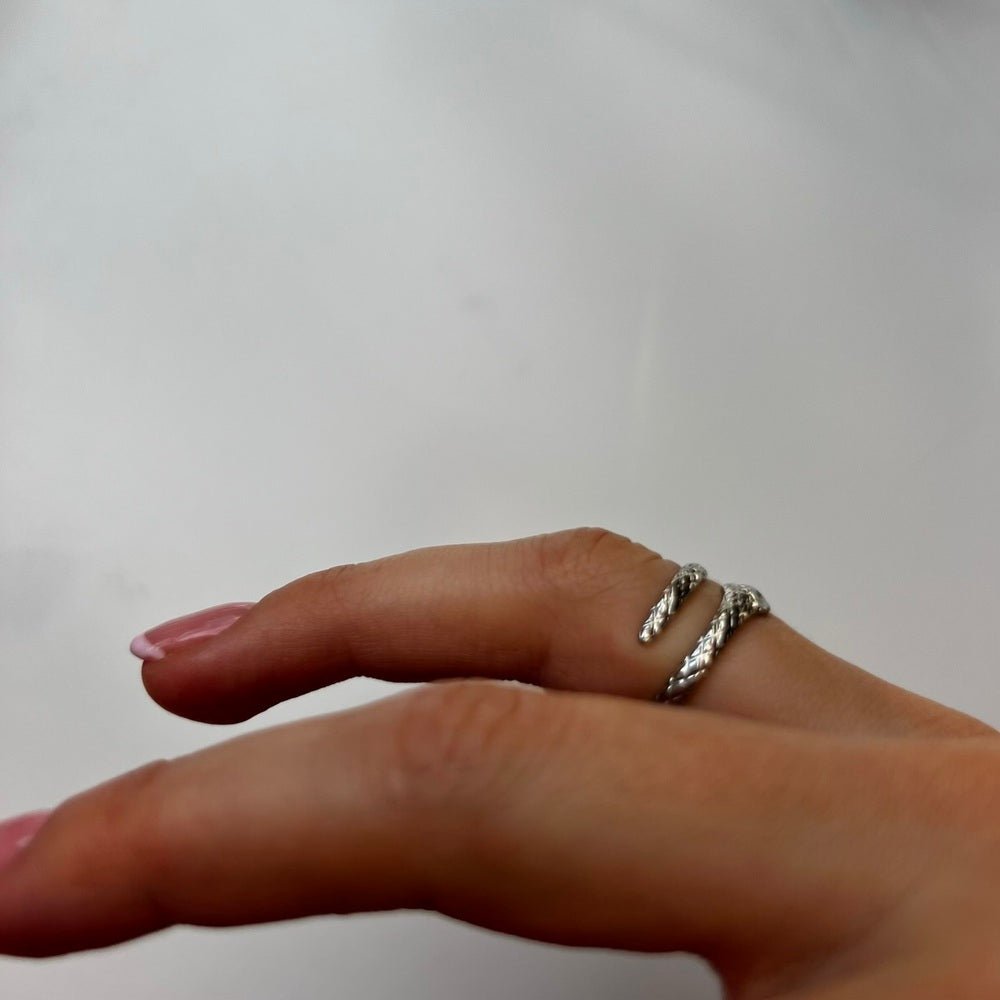 Serpentis Silver: regulowany pierścionek w kształcie węża - Pearlippines Biżuteria