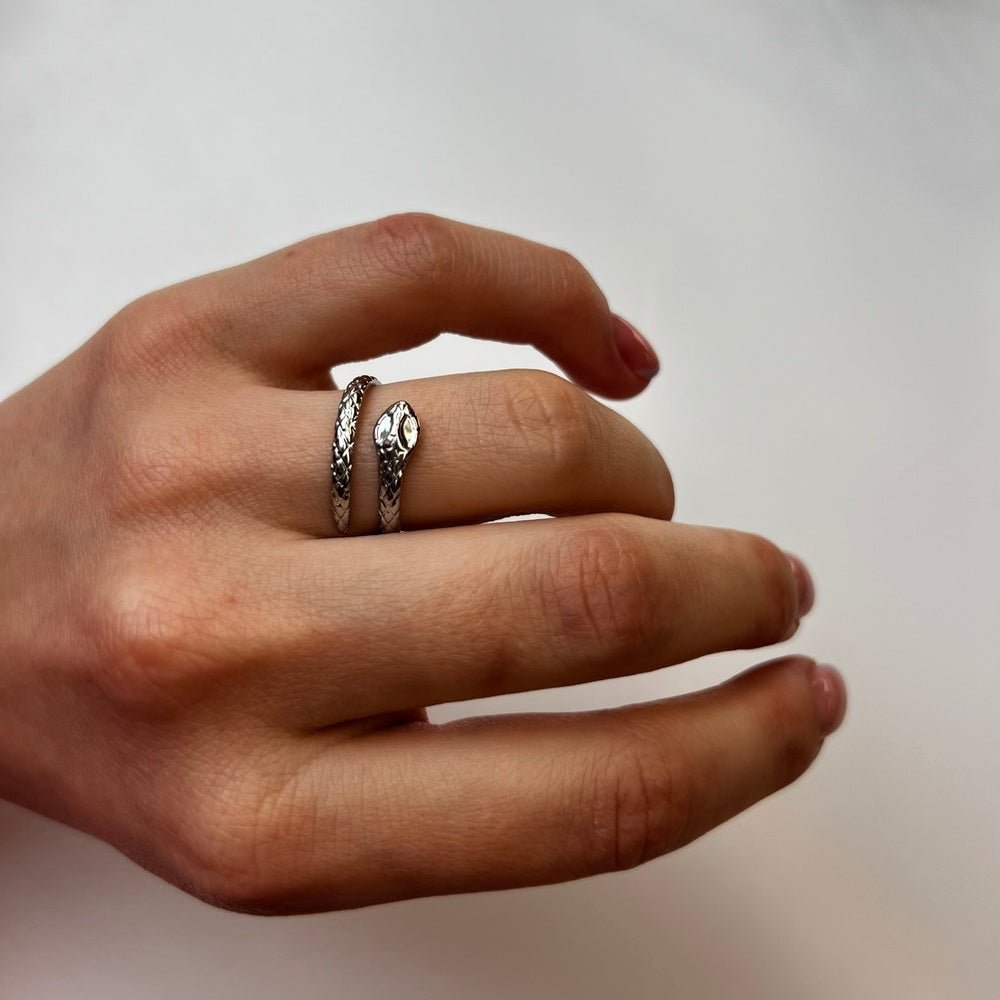 Serpentis Silver: regulowany pierścionek w kształcie węża - Pearlippines Biżuteria