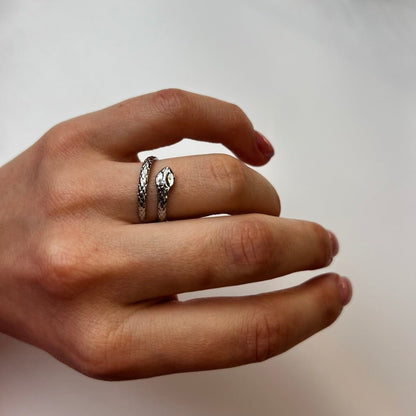 Serpentis Silver: regulowany pierścionek w kształcie węża - Pearlippines Biżuteria