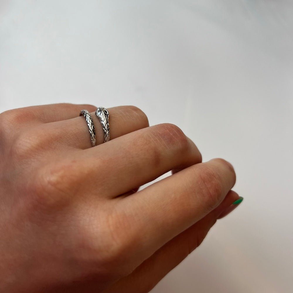 Serpentis Silver: regulowany pierścionek w kształcie węża - Pearlippines Biżuteria