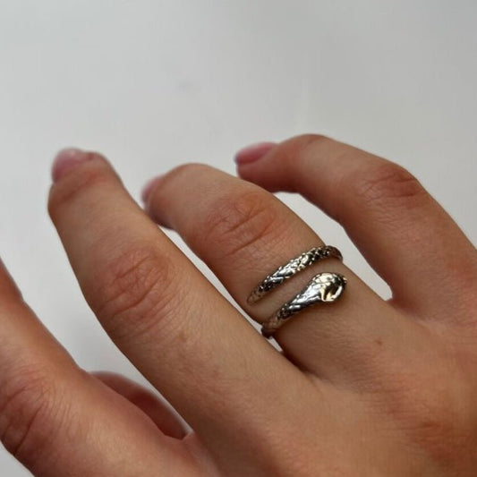 Serpentis Silver: regulowany pierścionek w kształcie węża - Pearlippines Biżuteria