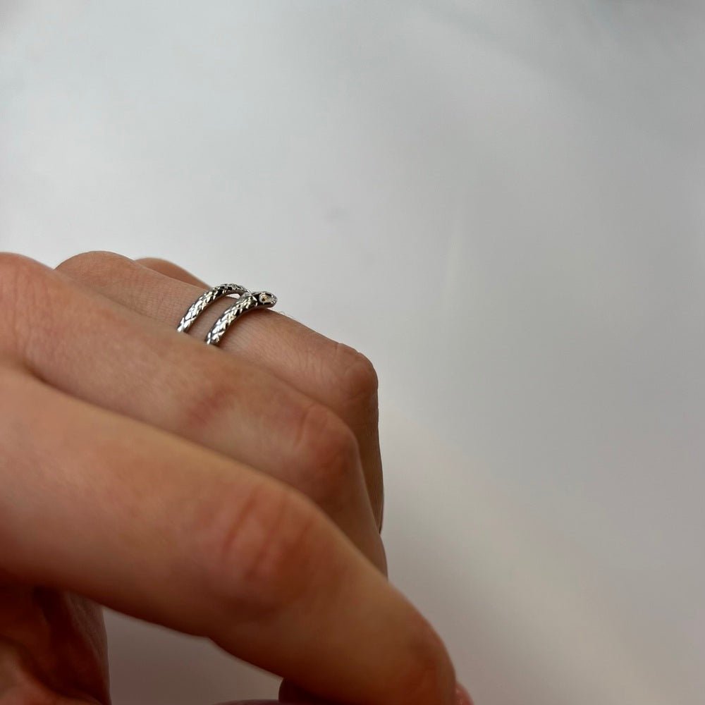 Serpentis Silver: regulowany pierścionek w kształcie węża - Pearlippines Biżuteria