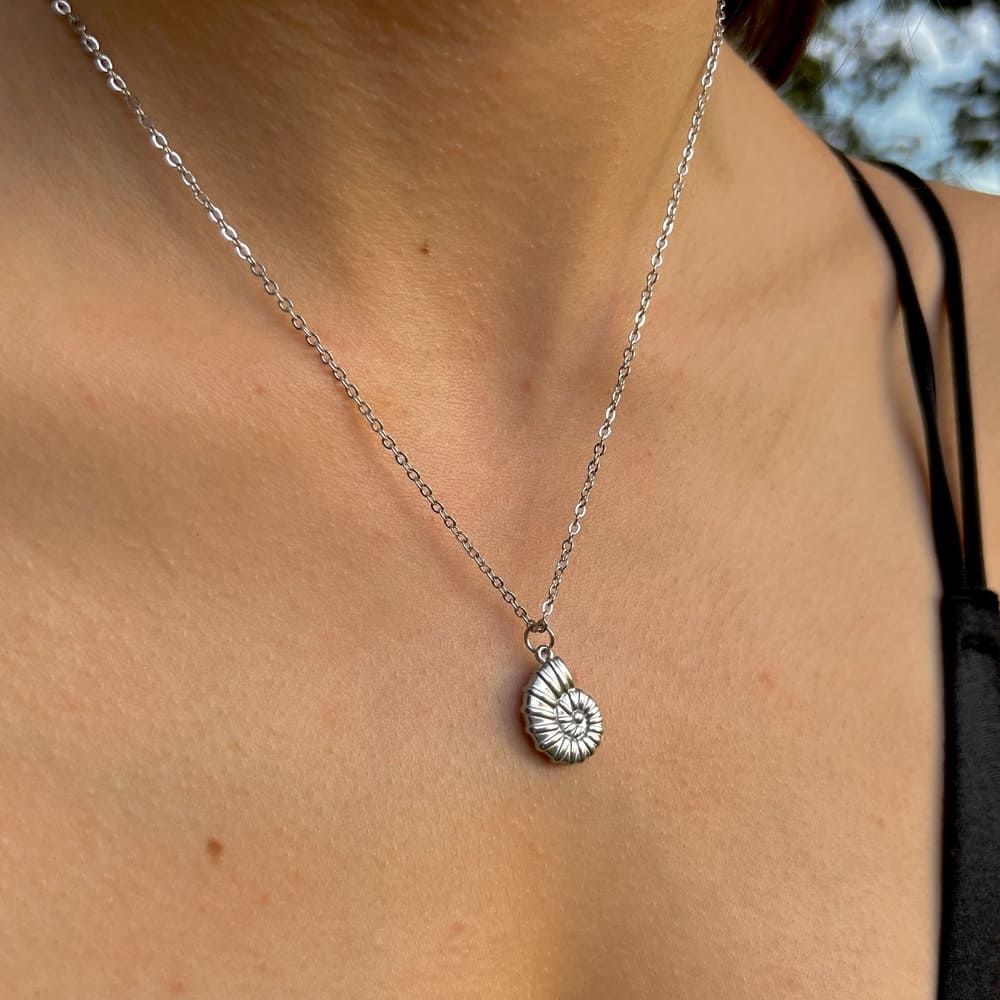 Silver Ammonite: srebrny naszyjnik z muszlą - Pearlippines Biżuteria