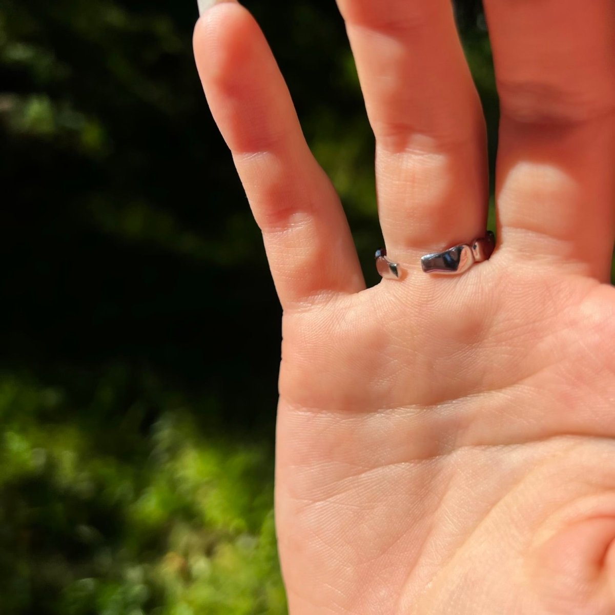 Silver Bubbles: pierścionek z nieregularnymi wypukłościami - Pearlippines Biżuteria