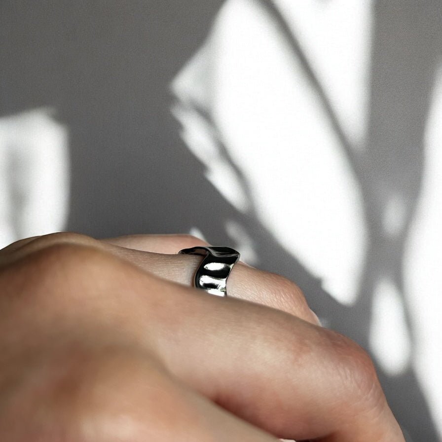 Silver Drift: srebrny pierścionek o młotkowanej formie - Pearlippines Biżuteria