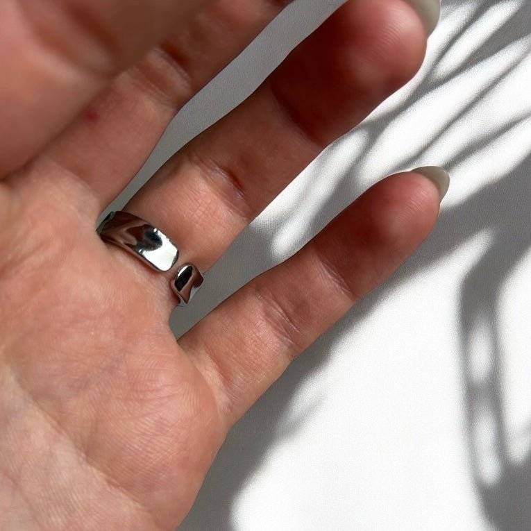 Silver Drift: srebrny pierścionek o młotkowanej formie - Pearlippines Biżuteria