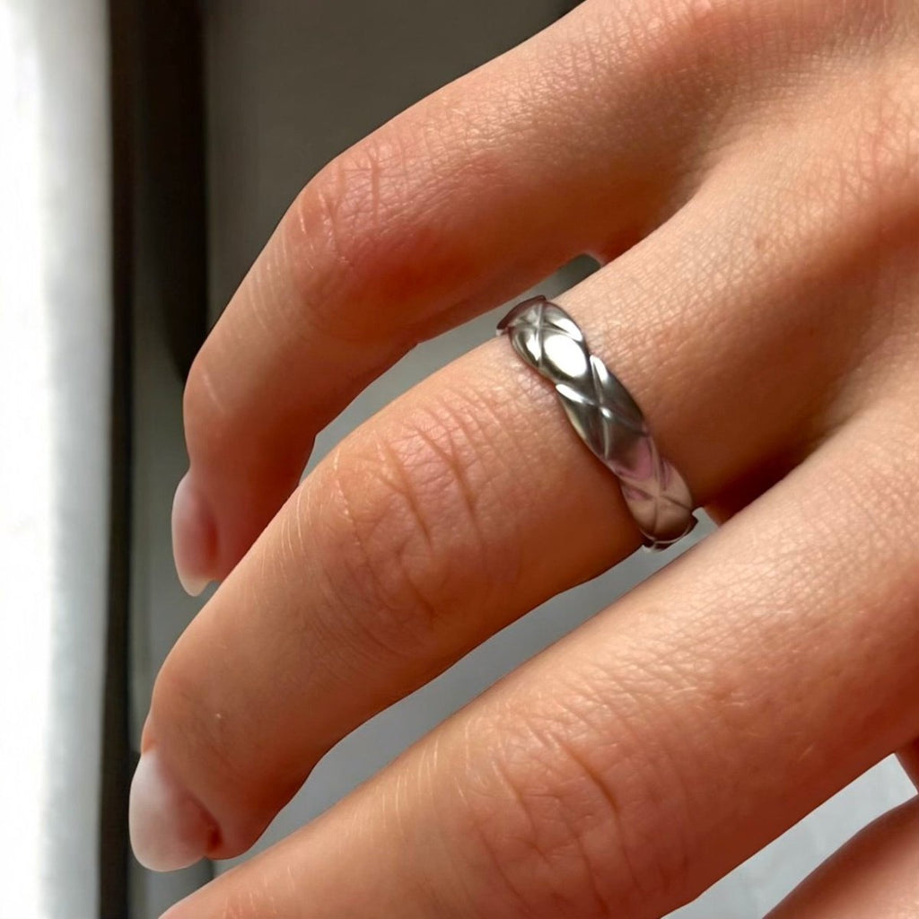 Silver Quilt: srebrny pierścionek o pikowanym wzorze - Pearlippines Biżuteria