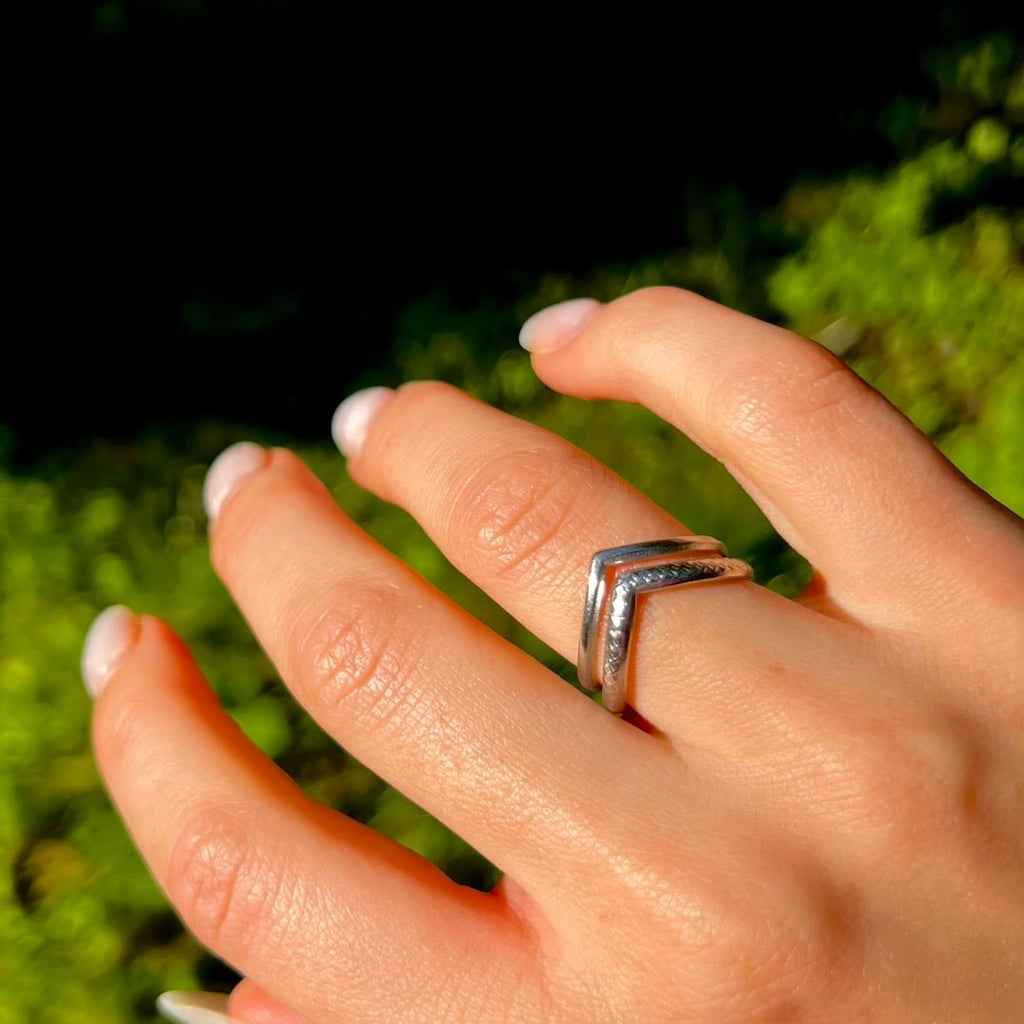 Silver Twin Wave: srebrny pierścionek o podwójnym falistym wzorze - Pearlippines Biżuteria