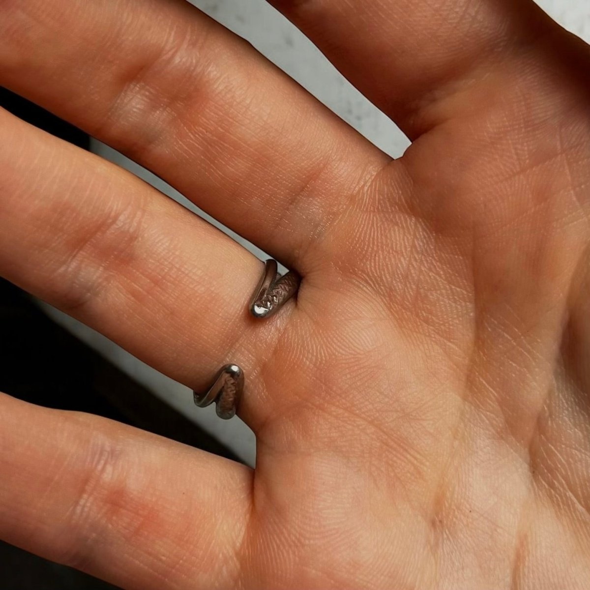 Silver Twin Wave: srebrny pierścionek o podwójnym falistym wzorze - Pearlippines Biżuteria