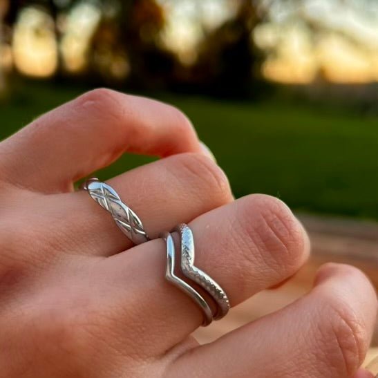 Silver Twin Wave: srebrny pierścionek o podwójnym falistym wzorze - Pearlippines Biżuteria