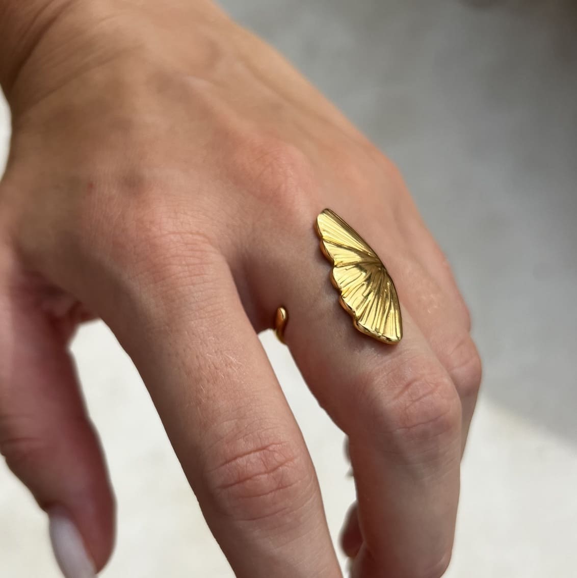 Sirena: regulowany złoty pierścionek z płetwą - Pearlippines Biżuteria