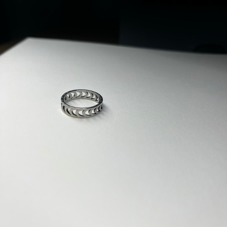 Smile Moon: srebrny pierścionek z motywem księżycowych fal - Pearlippines Biżuteria