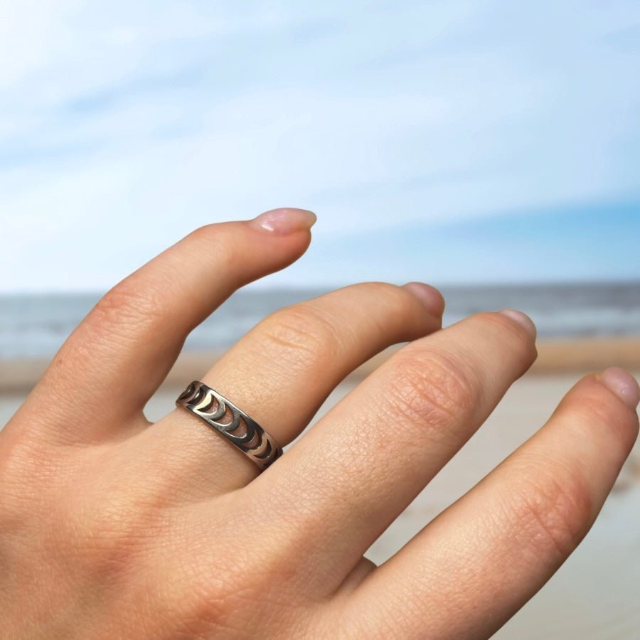 Smile Moon: srebrny pierścionek z motywem księżycowych fal - Pearlippines Biżuteria