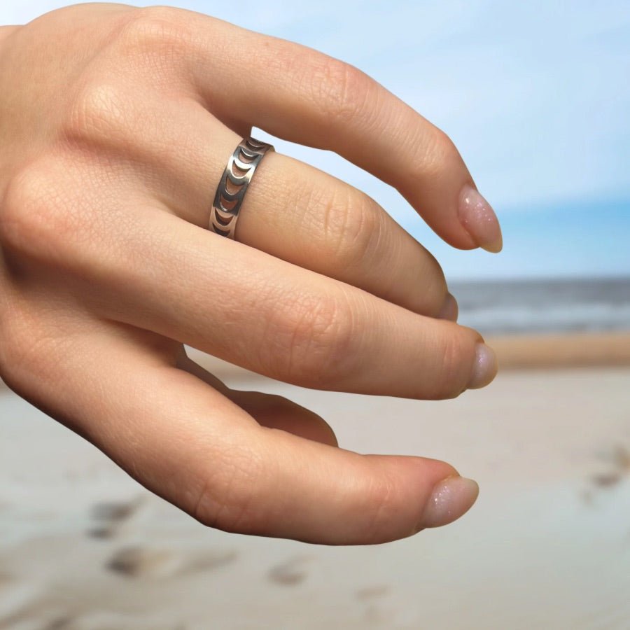 Smile Moon: srebrny pierścionek z motywem księżycowych fal - Pearlippines Biżuteria