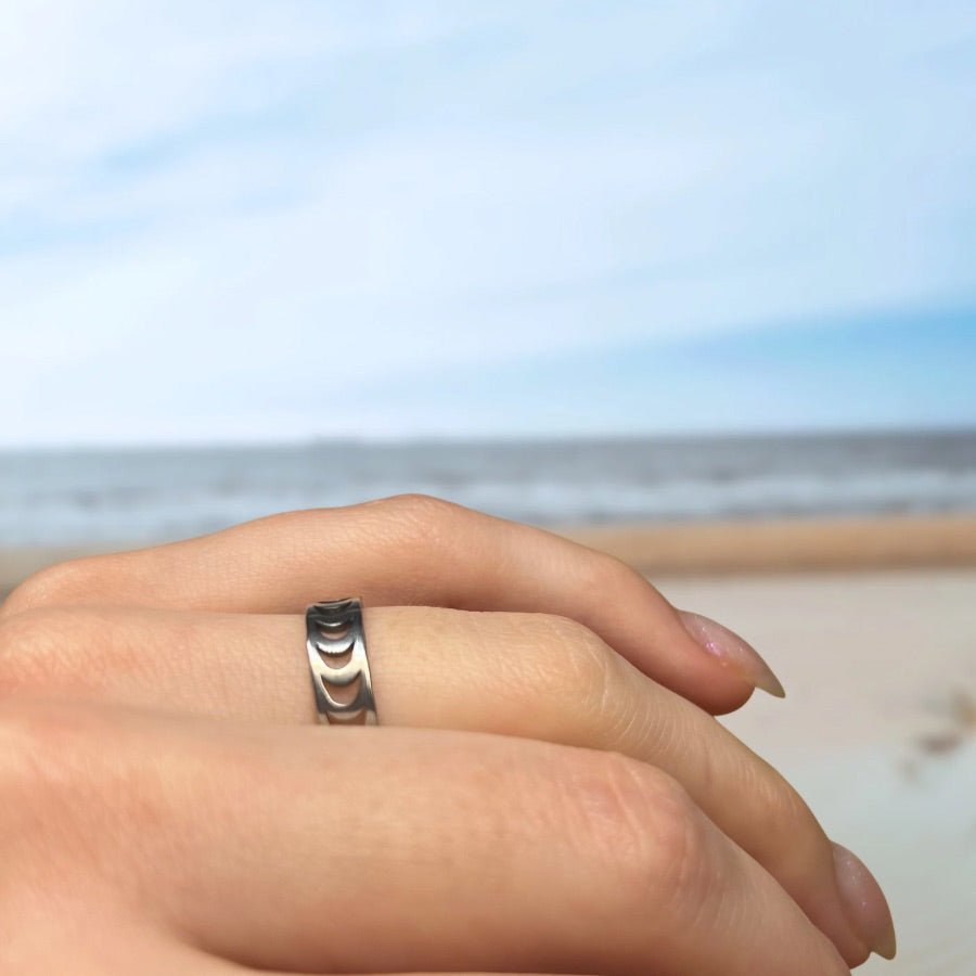 Smile Moon: srebrny pierścionek z motywem księżycowych fal - Pearlippines Biżuteria