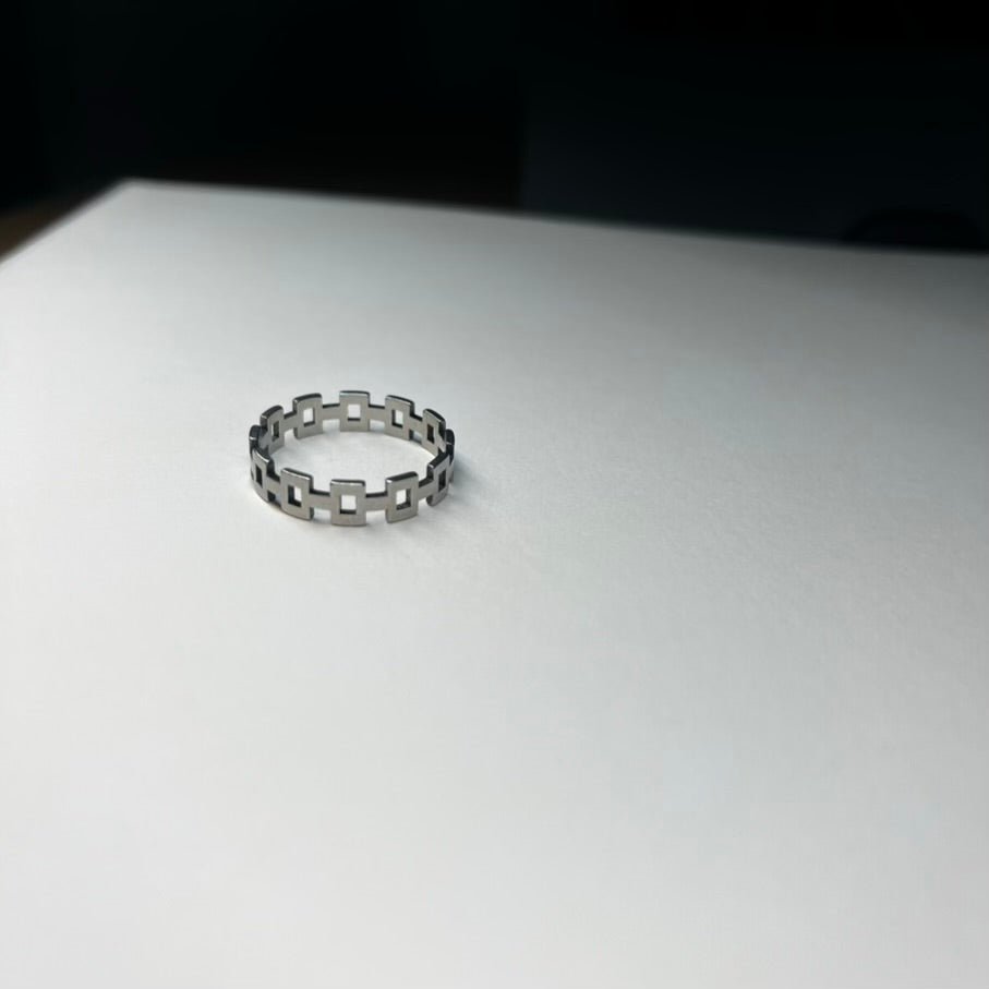 Square Link: srebrny pierścionek z geometrycznych kwadratów - Pearlippines Biżuteria
