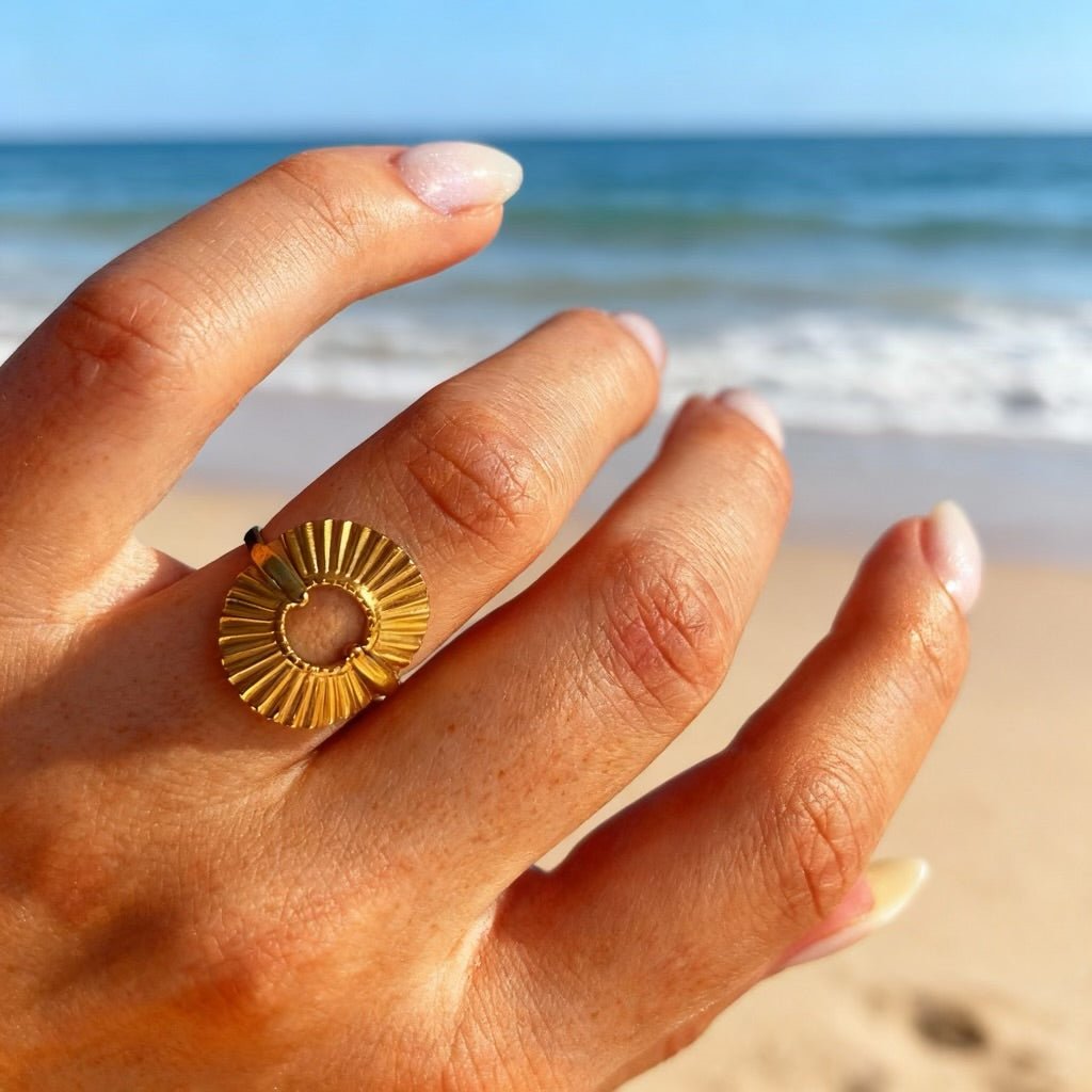 Sunburst: regulowany pierścionek z promienistą tarczą - Pearlippines Biżuteria