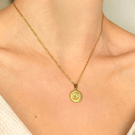 Sunlight Medallion: Naszyjnik z motywem słońca - Pearlippines Biżuteria