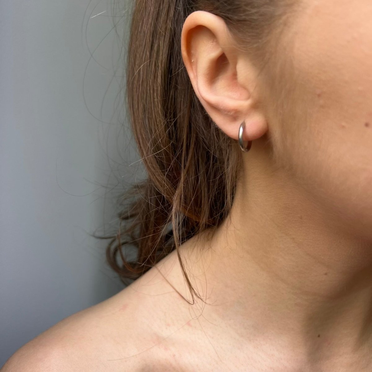 Tiny Loop: srebrne kolczyki mini koła - Pearlippines Biżuteria
