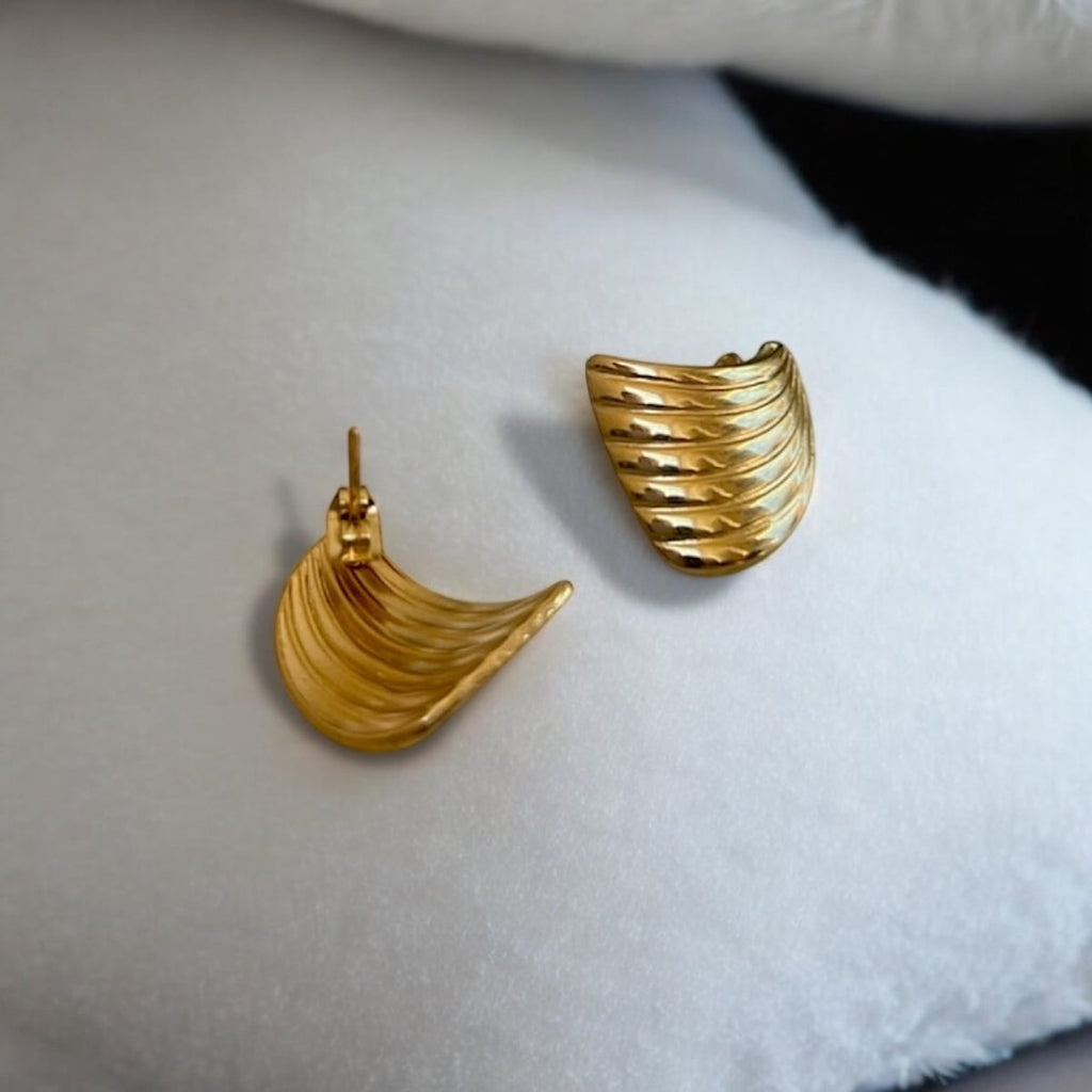 Wave Shell: złote kolczyki o falistej strukturze - Pearlippines Biżuteria