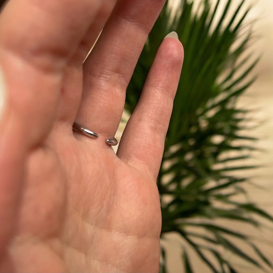 Wavy: regulowany pofalowany srebrny pierścionek - Pearlippines Biżuteria