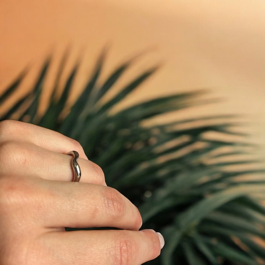 Wavy: regulowany pofalowany srebrny pierścionek - Pearlippines Biżuteria