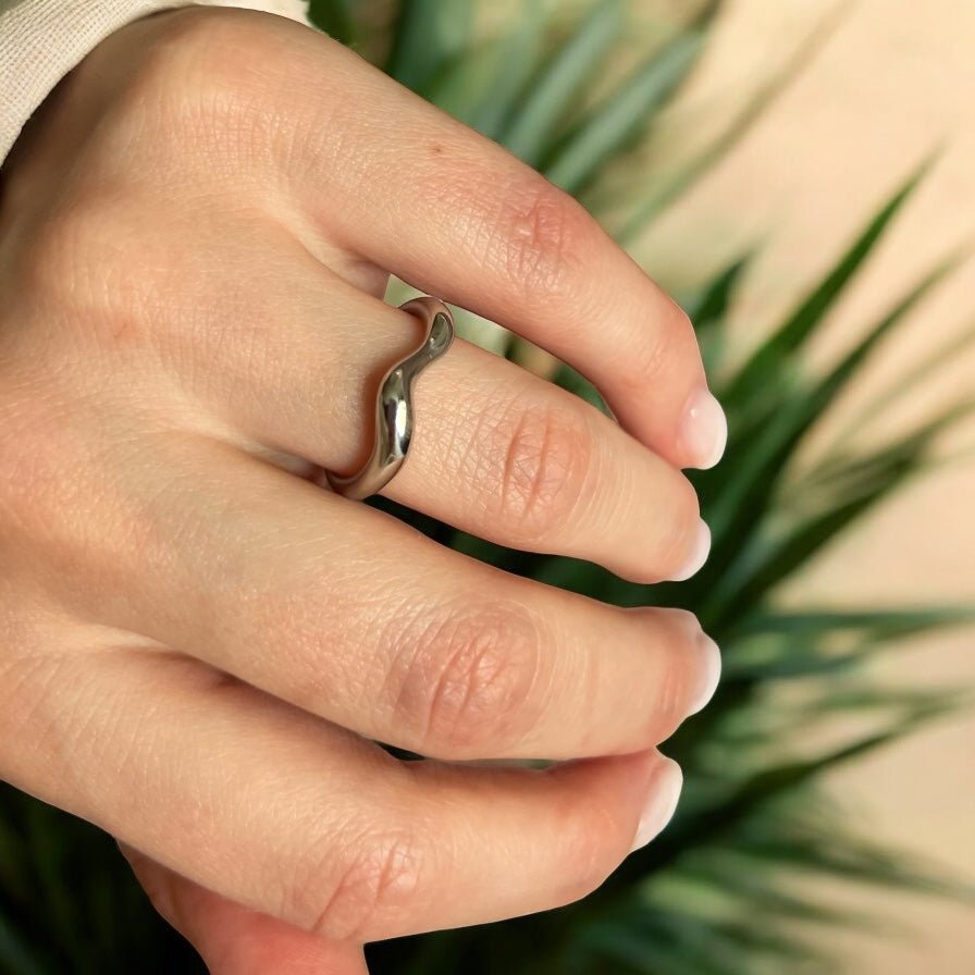 Wavy: regulowany pofalowany srebrny pierścionek - Pearlippines Biżuteria