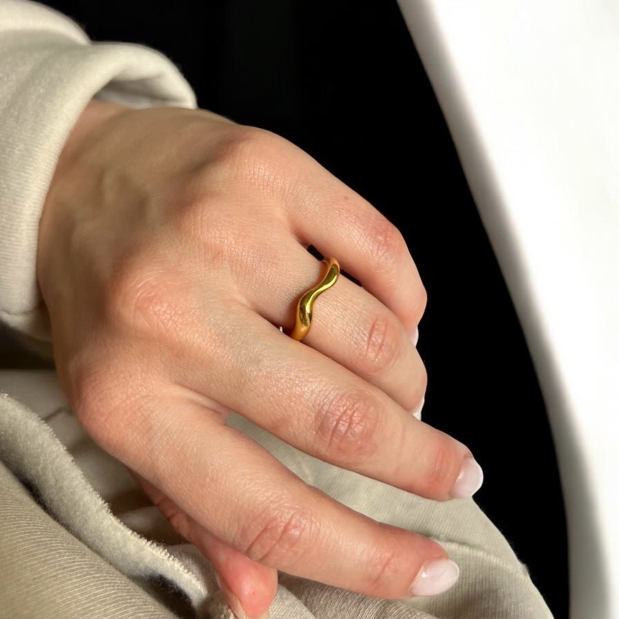 Wavy: regulowany pofalowany złoty pierścionek - Pearlippines Biżuteria
