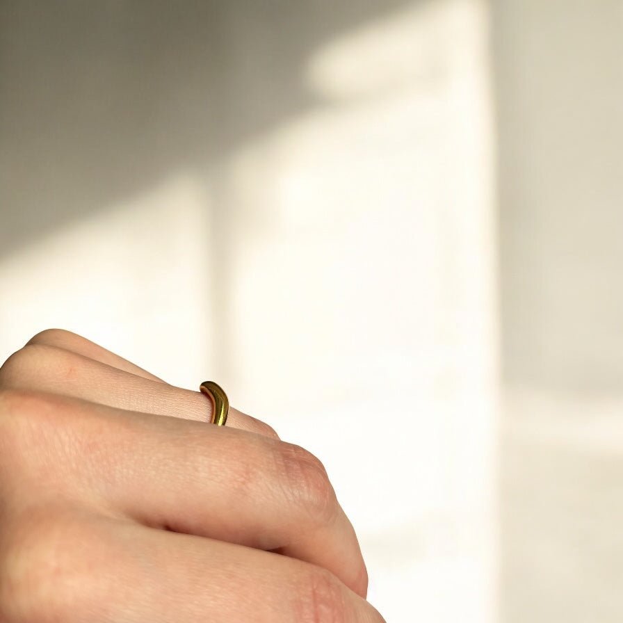 Wavy: regulowany pofalowany złoty pierścionek - Pearlippines Biżuteria