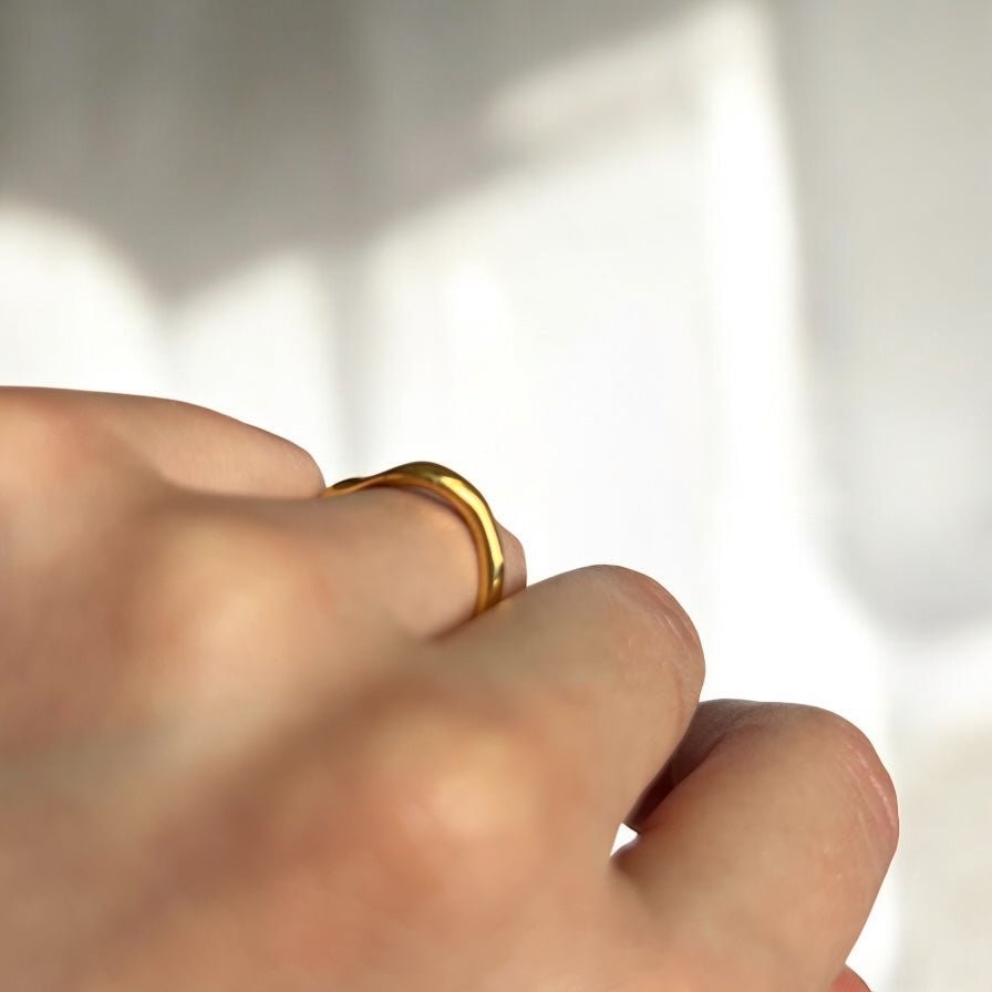 Wavy: regulowany pofalowany złoty pierścionek - Pearlippines Biżuteria