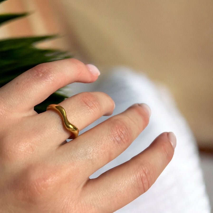 Wavy: regulowany pofalowany złoty pierścionek - Pearlippines Biżuteria