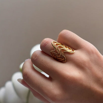 Wavy Shapes: regulowany falowany pierścionek - Pearlippines Biżuteria