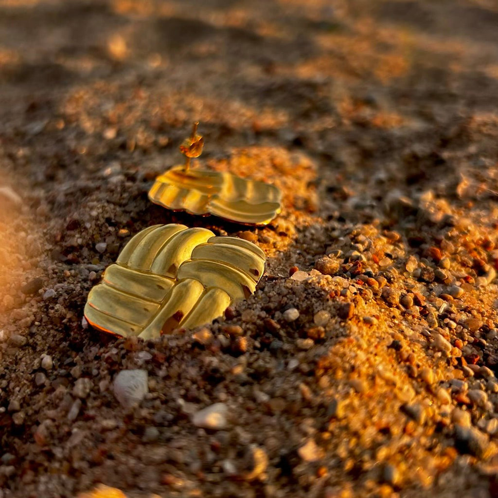 Woven Knot: złote geometryczne kolczyki - Pearlippines Biżuteria