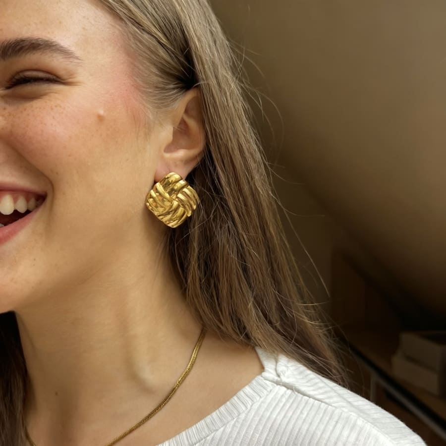 Woven Knot: złote geometryczne kolczyki - Pearlippines Biżuteria
