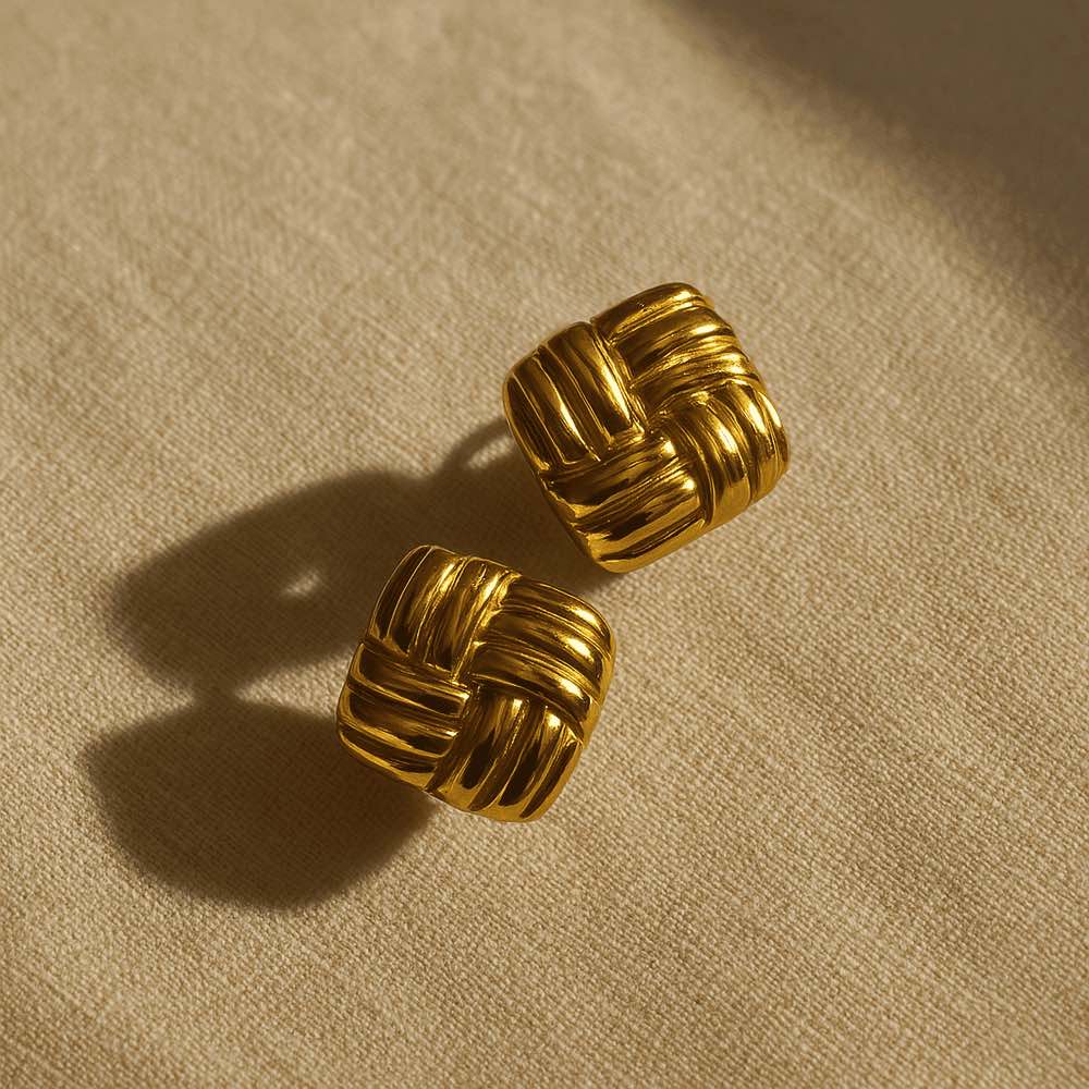 Woven Knot: złote geometryczne kolczyki - Pearlippines Biżuteria