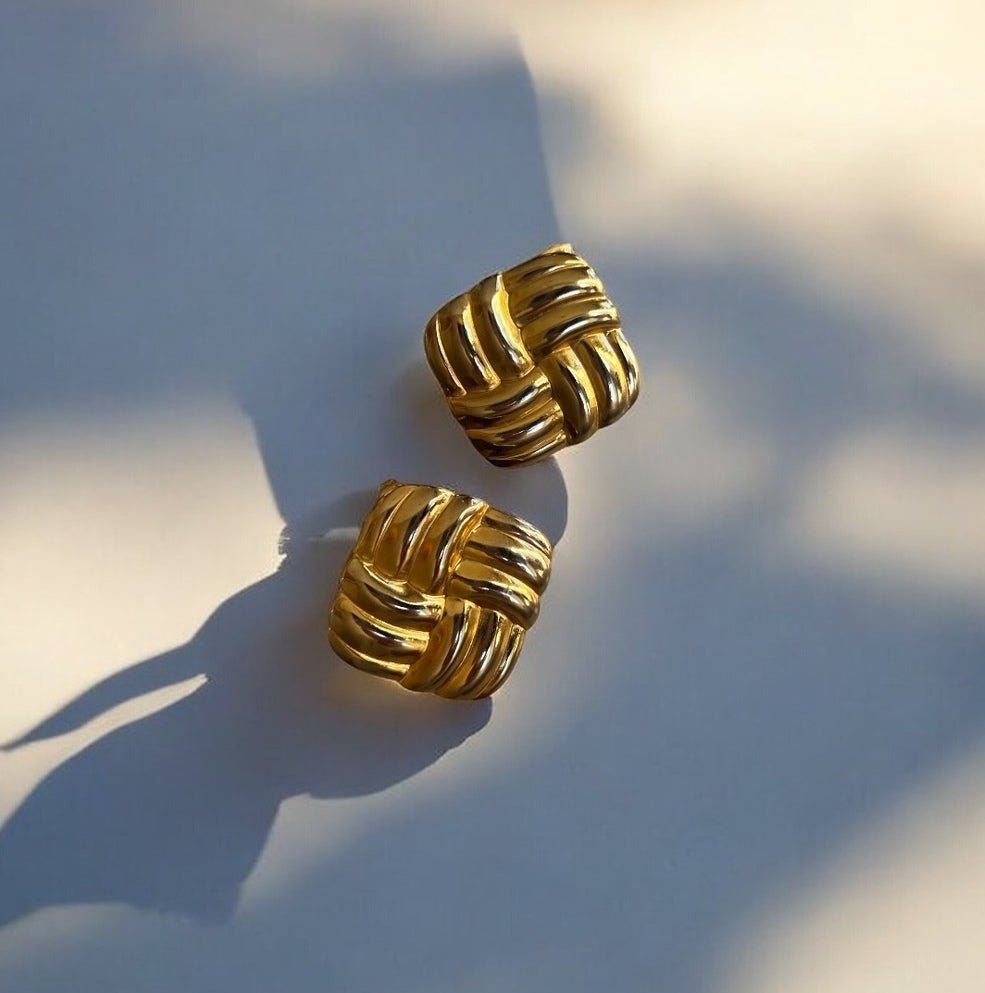 Woven Knot: złote geometryczne kolczyki - Pearlippines Biżuteria