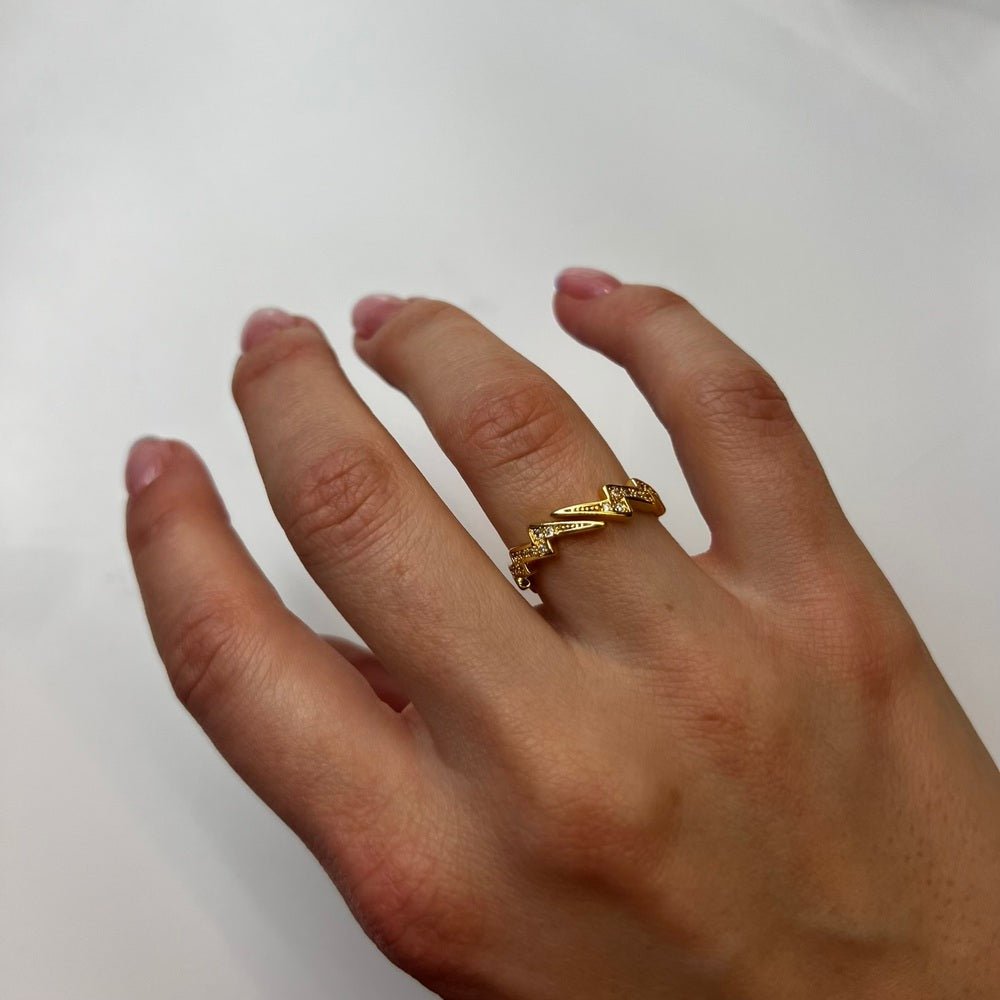 Zigzag: delikatny pierścionek z geometrycznym wzorem - Pearlippines Biżuteria