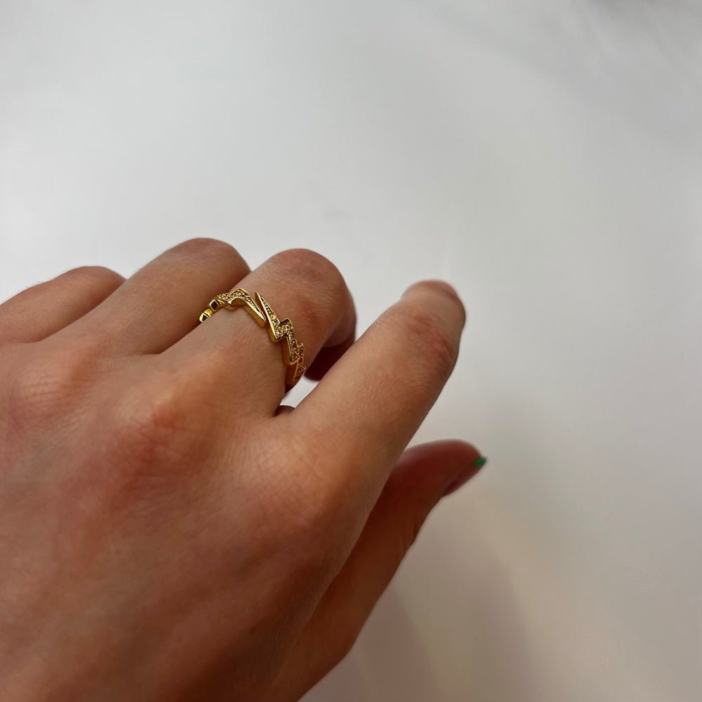 Zigzag: delikatny pierścionek z geometrycznym wzorem - Pearlippines Biżuteria